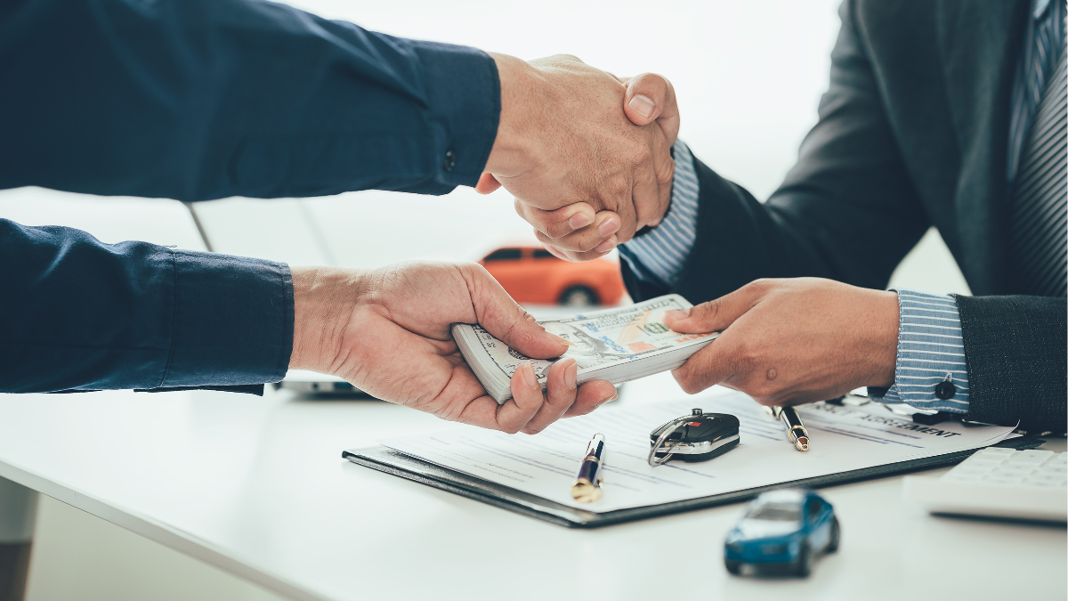 What type of equipment is suitable for operating leases and finance leases?